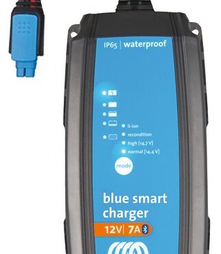 Usando l'APP Victron-Connect questi caricabatteria si collegano al vostro smartphone, tablet o computer via Bluetooth consentendo la configurazione iniziale e visualizzando tutti i dati di carica.Alimentazione 180-265 V AC, led indicanti stato di carica.Carica con algoritmo a 7 stadi, ideale per batterie sigillate. Adatto a qualsiasi tipo di batteria, incluso Li-ion. Compensazione automatica alte-basse temperature.Sistema LOW per caricare piccole batterie. Programma recupero di una batteria totalmente scarica. Funzione alimentazione automatica.Accessori in dotazione: pinze collegamento, occhielli M8.