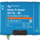 Caricatore DC a 3 stadi con Bluetooth integrato, ideale per sistemi a doppia batteria per imbarcazioni. Adatto per batterie al piombo e litio, è disponibile in modelli da 12 o 24 V e supporta fino a 400 W. Può essere monitorato e programmato tramite Bluetooth e dispone di una funzione di rilevamento motore. Può essere collegato in parallelo per incrementare la potenza di uscita.