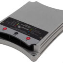 Convertitori DC/DC per caricare le batterie di servizio 12/24 V.Particolarmente adatti nel caso di imbarcazioni dotate di alternatori intelligenti, utilizzati nei motori più recenti, che non sempre generano corrente di carica corretta.