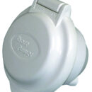 Presa con corpo in Luran resistente UV, copertura posteriore protezione cavi, contatti in ottone argentato. Spina in policarbonato + Moplen con sistema blocca cavo e contatti in ottone argentato. Cappuccio proteggi spina in PVC con ghiera a rotazione rapida in Luran resistente UV. Voltaggio 220/110. Amperaggio max 30 A.