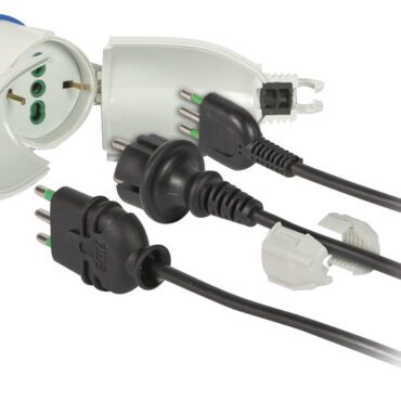 Trasforma le prese da banchina (femmine 16A) a prese civili (Schuko 3 poli piccole o 3 poli grandi).Resistente alla pioggia con un grado di protezione IP44 grazie al sistema di chiusura del cavo posteriore brevettato.