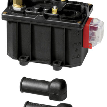 Stacca il positivo della batteria tramite un interruttore ON-OFF separato. Rimane aperto o chiuso senza consumo di corrente fino al successivo impulso. Si può collegare un led luminoso che ne indichi lo stato aperto o chiuso ed é possibile installarli in parallelo per comandare più gruppi di batterie contemporaneamente. Completo di comando manuale di emergenza. Grado di protezione IP 56, contatti in rame argentato M 12.