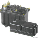 Si collega sotto chiave, se si vuole togliere completamente la corrente in modo automatico (in questo caso la chiave d’avviamento ha bisogno diuno scatto supplementare) oppure semplicemente con un interruttore ON-OFF indipendente dalla chiave, che può anche essere nascosto a far da antifurto. Grado protezione IP65, contatti in rame argentato. Stacco del positivo o del negativo.