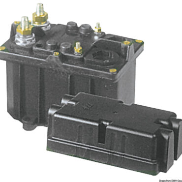 Si collega sotto chiave, se si vuole togliere completamente la corrente in modo automatico (in questo caso la chiave d’avviamento ha bisogno diuno scatto supplementare) oppure semplicemente con un interruttore ON-OFF indipendente dalla chiave, che può anche essere nascosto a far da antifurto. Grado protezione IP65, contatti in rame argentato. Stacco del positivo o del negativo.