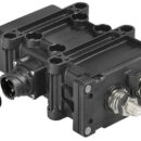 Bistabile a ritenuta magnetica, assorbe la corrente solamente al momento del comando ON oppure OFF, che avviene tramite interruttore a distanza.Uscita supplementare per poter collegare una spia luminosa o sonora. Terminali M 10 in ottone nichelato. Contatti in rame argentati.