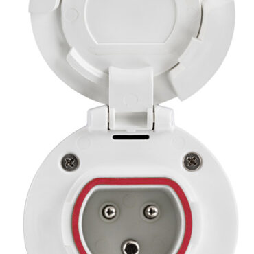 Presa e spina nautica per cavo elettrico banchina da 16A - 230V.Realizzati in PA6, dotata di contatti ad alta resa energetica e tappo di chiusura IP67.La spina è disegnata per garantire una impugnatura ergonomica e la ghiera rotante permette di assicurarla saldamente alla presa in barca con una chiusura stagna IP67, mentre il tappo in gomma garantisce una tenuta IP44 quando non è collegata.Il design pulito e le ridotte dimensioni permettono di poter installare comodamente la presa in qualsiasi punto del pozzetto.Conforme agli standard europei di sicurezza IEC 60309-5.