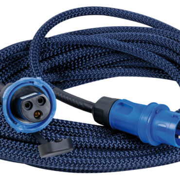 Il cavo elettrico è rivestito con una speciale calza in poliestere che gli conferisce una protezione dall'usura e un aspetto esteticamente nautico.Dotato di spina Cruiser da 16A lato barca e spina industriale tripolare per lato banchina.