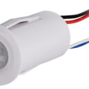 A raggi infrarossi, applicabile a qualsiasi luce. Funziona fino a 5 m di distanza e 120°. Durata attivazione regolabile da 10 a 70 secondi.