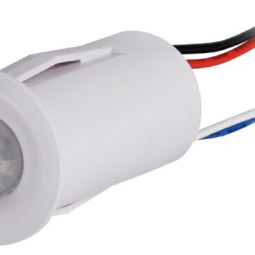 A raggi infrarossi, applicabile a qualsiasi luce. Funziona fino a 5 m di distanza e 120°. Durata attivazione regolabile da 10 a 70 secondi.