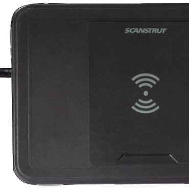 Il caricatore ROKK wireless 15W (12/24V) consente la ricarica dei telefoni o tablet predisposti semplicemente appoggiandoli sul dispositivo.Disegnato per la nautica è totalmente stagno IPX6 (certificati Qi), la superficie è ad altissimo grado di antiscivolo e resistente agli UV.Il caricabatterie wireless è dotato di 3 coil technology che garantisce un'area di ricarica di oltre l'80% in più rispetto alle versioni precedenti.Questo implementazione, risolve il problema dei telefoni con fotocamere molto potenti che hanno anche una potenza in uscita di 15 W.