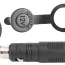 Completamente impermeabili, sia con la presa chiusa dal cappuccio in dotazione, sia quando é inserita la spina, che é dotata di uno speciale collare stagno e di un sistema “lock-in” che permette di bloccare la spina ruotandola. Montaggio presa sia con dado posteriore, che con pannellino a due viti. Standard per accendisigari, telefonini.