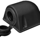 Completamente impermeabile, sia con la presa chiusa dal cappuccio in dotazione, sia quando è inserita la spina, che è dotata di uno speciale collare stagno e di un sistema "lock-in" che permette di bloccare la spina ruotandola. Completa di carenatura in plastica e guarnizione di base, per il montaggio in piano o a soffitto.