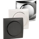 Vengono completati con le cornici di design modello "FLOW" singole o doppie.Cornice singola: 59,5x59,5 mm. Cornice doppia: 59,5x178,5 mm.