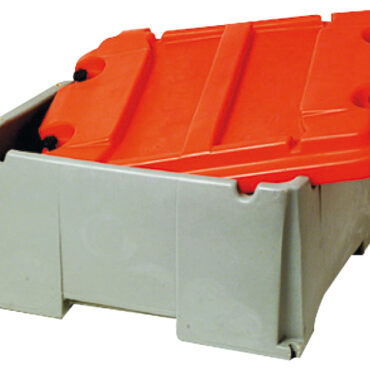 Completa di coperchio, progettata per contenere le batterie di grande capacità, da 120 A·h a 220 A·h (tipo nostre 12.408.01/03/04) a norma DIN di qualsiasi marca.