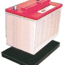 Assolve a funzioni antiderapanti di ammortizzamento della batteria e di raccolta di eventuale fuoriuscita di acido.