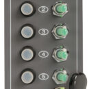 Interruttori ON-OFF tranne il primo (ON-OFF-ON) e l’ultimo (ON-OFF) con ritorno a molla per tromba.Grado protezione IP56.Interruttori a levetta luminosi. Fusibili automatici riarmabili.Pannello in alluminio verniciato con resine epossidiche.