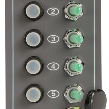 Interruttori ON-OFF tranne il primo (ON-OFF-ON) e l’ultimo (ON-OFF) con ritorno a molla per tromba.Grado protezione IP56.Interruttori a levetta luminosi. Fusibili automatici riarmabili.Pannello in alluminio verniciato con resine epossidiche.