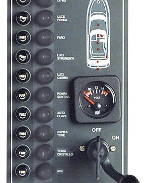 Con cappucci in gomma. Sono muniti di voltometro e di staccabatteria 14.385.00. Completi di check panel a LED in uso. I fusibili sono separati su ogni interruttore. Porta fusibili a tenuta stagna. Usano fusibili standard in vetro.