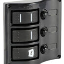 Composti da interruttori modello 14.196.01, completi di LED che si illumina a funzione attivata, e di fusibili automatici termici riarmabili.IP65. Scheda elettronica PCB che illumina le scritte con le varie funzioni.