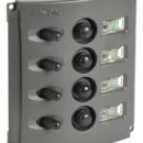 Carcassa in policarbonato grigio scuro. LED permanente verde che illumina le etichette con le funzioni. LED rosso che si attiva su "ON". Viti di fissaggio invisibili. Primo interruttore ON-OFF-ON con 2 circuiti separati e on-off con ritorno per i modelli 14.850.05/06.