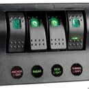 Carcassa in policarbonato nero. Interruttori a bascula con incorporato LED di consenso. Provvisti di circuit breaker automatici riarmabili. Utenze con scritte retroilluminate con LED rosso se fuori servizio, con LED verde quando attive.