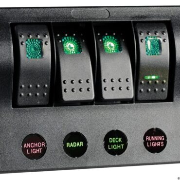 Carcassa in policarbonato nero. Interruttori a bascula con incorporato LED di consenso. Provvisti di circuit breaker automatici riarmabili. Utenze con scritte retroilluminate con LED rosso se fuori servizio, con LED verde quando attive.