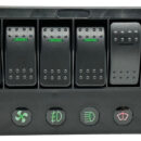 Carcassa in policarbonato nero. Interruttori a bascula con incorporato LED di consenso. Provvisti di circuit breaker automatici riarmabili. Utenze con scritte retroilluminate con LED rosso se fuori servizio, con LED verde quando attive.