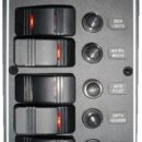 Carcassa in alluminio rivestito con resina epossidica nera. Interruttore a bascula con incorporato LED di consenso. Presa di corrente stagna. Circuit breaker automatici riarmabili.