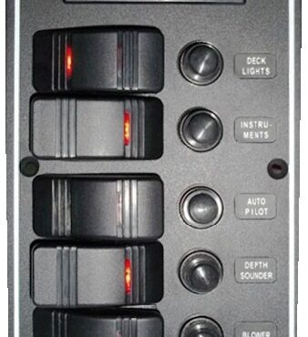 Carcassa in alluminio rivestito con resina epossidica nera. Interruttore a bascula con incorporato LED di consenso. Presa di corrente stagna. Circuit breaker automatici riarmabili.