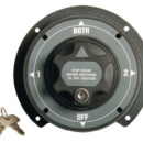 Fabbricato con i migliori materiali disponibili, è completo di serratura di bloccaggio e di contatti supplementari per l'interruzione automatica di corrente all'alternatore qualora si azioni lo staccabatteria prima di aver spento i motori.