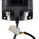 Collega i banchi batterie (avviamento + servizi) quando è in funzione alternatore/caricabatterie e scollega i banchi quando cessa il sistema di ricarica.Supporta alti carichi di corrente (es. inverter potenti).Possibilità di collegare i banchi batteria in caso di emergenza, con un semplice comando tramite interruttore.Bassissimo consumo in ON/OFF dovuto al sistema bistabile.Soddisfa ISO 8846/SAEJ1171.Connettore Deutsch 6 poli DTM maschio.