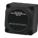 Questo relay permette di caricare contemporaneamente due batterie con 1 solo alternatore.Quando si avvia il motore, Voltage Sensitive Relay rimane aperto finchè la batteria avviamento raggiunge 13,7 / 27 V.A questo punto Voltage Sensitive Relay chiude il contatto e carica contemporaneamente le 2 batterie.Quando si ferma il motore ed il voltaggio scende sotto 12,8 / 25,2 V, Voltage Sensitive Relay apre il contatto e separa le due batterie, evitando così di scaricare la batteria sbagliata ed evitando altresì i picchi di corrente dannosi per l'elettronica di bordo, quando si riavvia il motore.Protegge la batteria d'avviamento dal pericolo di scaricarsi a causa di servizi di bordo.Nessuna caduta di tensione.Nessun assorbimento di corrente nella fase stand by.Facile da installare senza modificare il cablaggio dell'alternatore.Selezione automatica 12/24 V.