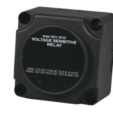 Questo relay permette di caricare contemporaneamente due batterie con 1 solo alternatore.Quando si avvia il motore, Voltage Sensitive Relay rimane aperto finchè la batteria avviamento raggiunge 13,7 / 27 V.A questo punto Voltage Sensitive Relay chiude il contatto e carica contemporaneamente le 2 batterie.Quando si ferma il motore ed il voltaggio scende sotto 12,8 / 25,2 V, Voltage Sensitive Relay apre il contatto e separa le due batterie, evitando così di scaricare la batteria sbagliata ed evitando altresì i picchi di corrente dannosi per l'elettronica di bordo, quando si riavvia il motore.Protegge la batteria d'avviamento dal pericolo di scaricarsi a causa di servizi di bordo.Nessuna caduta di tensione.Nessun assorbimento di corrente nella fase stand by.Facile da installare senza modificare il cablaggio dell'alternatore.Selezione automatica 12/24 V.