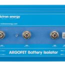 I ripartitori con tecnologia FET consentono una carica simultanea di due o più batterie da un unico alternatore (o da un unico caricabatteria), senza collegare le batterie tra di loro. Scaricando così la batteria di servizio, per esempio, non si scaricherà anche quella di avviamento.Non hanno praticamente nessun calo di tensione che, infatti, è inferiore a 0,02 Volt in assenza di carico mentre arriva mediamente a 0,1 Volt a pieno carico.