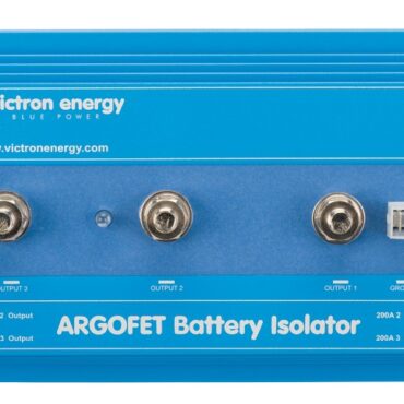 I ripartitori con tecnologia FET consentono una carica simultanea di due o più batterie da un unico alternatore (o da un unico caricabatteria), senza collegare le batterie tra di loro. Scaricando così la batteria di servizio, per esempio, non si scaricherà anche quella di avviamento.Non hanno praticamente nessun calo di tensione che, infatti, è inferiore a 0,02 Volt in assenza di carico mentre arriva mediamente a 0,1 Volt a pieno carico.