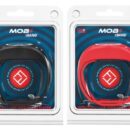 Un efficace sistema di sicurezza che spegne automaticamente il motore appena il trasmettitore (xFOB) si trova immerso oltre 10 cm oppure a più di 12 m dal ricevitore (xHUB). Il kit base è composto da un ricevitore da montare in plancia (xHUB) e da un trasmettitore portatile (xFOB) per il guidatore. Ulteriori 3 trasmettitori (totale 4) possono essere collegati al ricevitore e agire da sistema di sicurezza per bambini o animali presenti a bordo.Per accendere il motore, basterà cliccare sul xFOB e poi avviare normalmente.Nel caso in cui xFOB non sia presente a bordo o scarico si potrà accendere ugualmente il motore tramite l’xHUB. Dopo 6 secondi dall’attivazione del MOB sarà possibile riaccendere il motore. Se l’xHUB non è connesso ad un motore lancerà comunque un allarme sonoro in caso di caduta in mare. L’xFOB può essere indossato tramite gli accessori:- braccialetto in silicone (xBAND);- clip di fissaggio su giubbini salvagente o cintura (xTAG);- cinghietto da appendere al collo (xTAG). Funziona con tutti i modelli di motore. Universale 12/24V. La batteria CR2032 dell’xFOB ha una durata di 300 h e può essere facilmente sostituita.