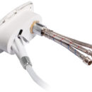 Doccia in plastica con testa cromata, vano di alloggiamento bianco in ASA UV resistente. Completa di rubinetto miscelatore acqua calda/ fredda. Montaggio in piano o a parete.