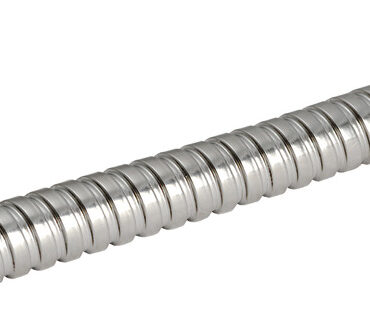 Doccia in ottone cromato, vano di alloggiamento bianco in ASA UV resistente.