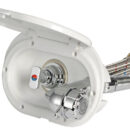 Doccia in plastica cromata, vano di alloggiamento bianco in ASA UV resistente. Completo di rubinetto miscelatore acqua calda/fredda. Montaggio in piano o a parete.