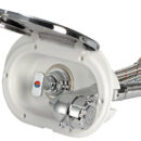 Doccia in plastica cromata, vano di alloggiamento bianco in ASA UV resistente. Completo di rubinetto miscelatore acqua calda/fredda. Montaggio in piano o a parete.