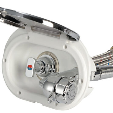 Doccia in plastica cromata, vano di alloggiamento bianco in ASA UV resistente. Completo di rubinetto miscelatore acqua calda/fredda. Montaggio in piano o a parete.