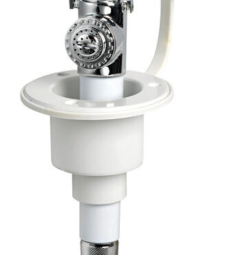 In ottone cromato con supporto ad incasso in ASA UV resistente, completo di cappuccio in PVC bianco a tenuta stagna. Sporgenza interna 45 mm.