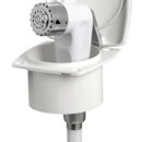 Doccia in plastica con testa cromata, vano di allaggiamento in ASA UV resistente.