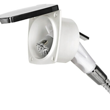 Doccia in plastica con testa cromata, vano di allaggiamento in ASA UV resistente.