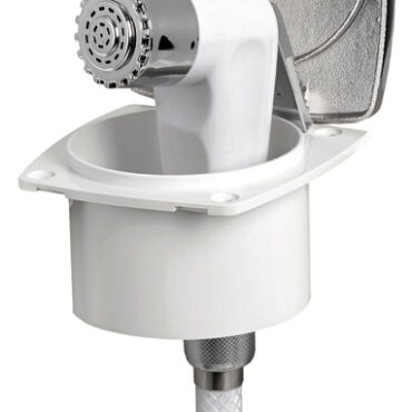 Doccia in plastica con testa cromata, vano di allaggiamento in ASA UV resistente.