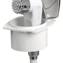 Doccia in plastica con testa cromata, vano di allaggiamento in ASA UV resistente.