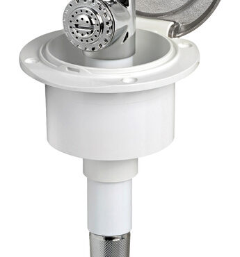 Doccia in ottone cromato, vano di alloggiamento bianco in ASA UV resistente.