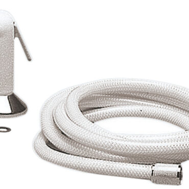 Doccia a levetta in ottone cromato e plastica, molto comoda e pratica. Premendo il pulsante, si apre direttamente il circuito idrico azionando l’autoclave. Evita un rubinetto intermedio di chiusura. Particolarmente indicata per installazioni in coperta.