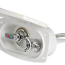 Doccia in ottone cromato, vano di alloggiamento bianco in ASA UV resistente. Completa di rubinetto miscelatore acqua calda/fredda. Montaggio in piano o a parete.