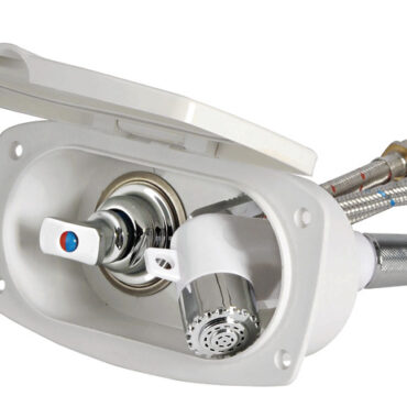 Doccia in plastica con testa cromata, vano di alloggiamento bianco in ASA UV resistente. Completa di rubinetto miscelatore acqua calda/ fredda. Montaggio in piano o a parete.